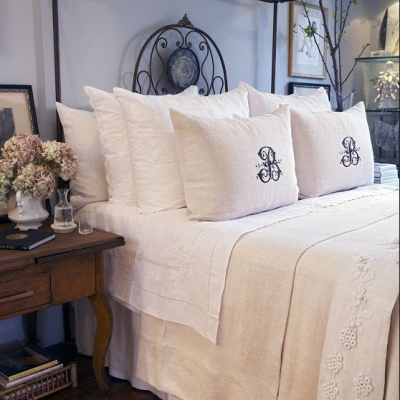 TOP TIPS FOR ARRANGING YOUR BED PILLOWS FOR FUNCTION + DECORATION