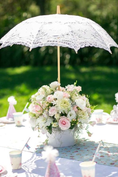 Tea party decor ideas, decorate with fresh florals. Click to see the rest of these elegant tea party ideas in the post! 
