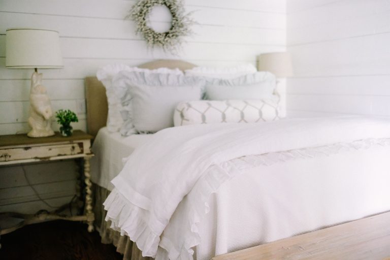 How to Arrange Pillows on a King or Queen Size Bed | Hadley Court